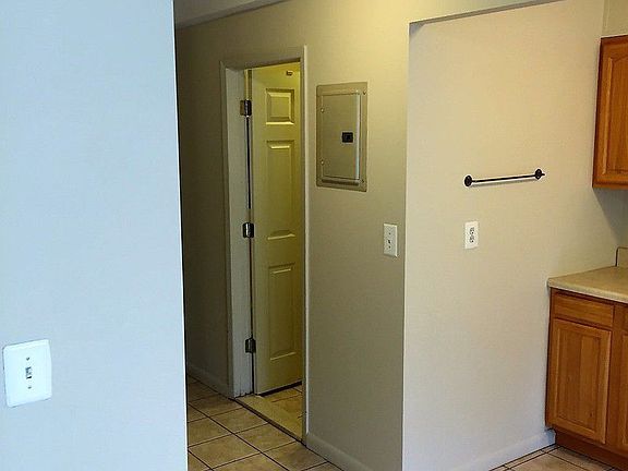5th image of 2542 37th St APT 4F