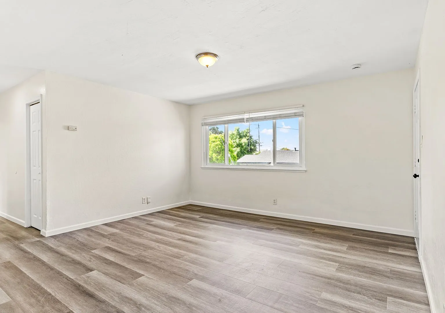Move-In Ready: Secure 3BR Oakland Apartment with Paid Utilities — Photo 2