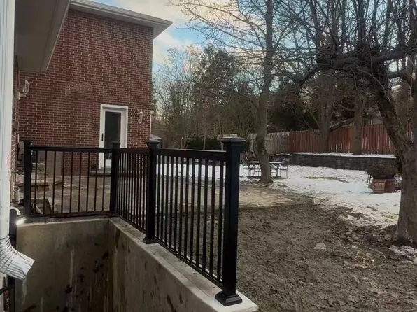 2482 Robin Dr, Mississauga, ON L5K 2G3