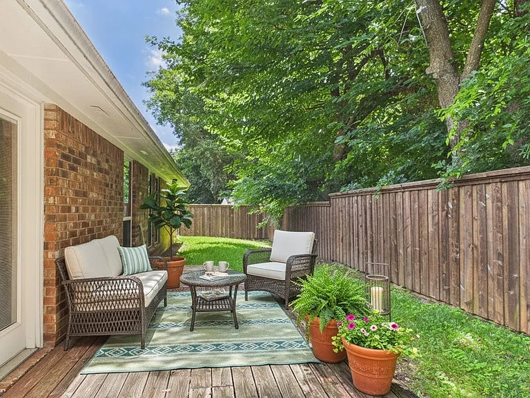 1405 Meadowbrook Dr — Photo 2