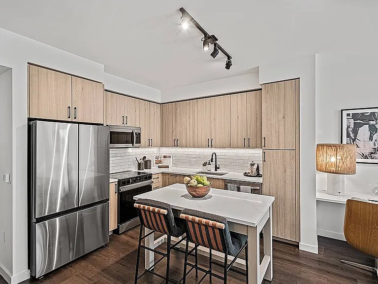 903 W Chestnut St — Photo 4