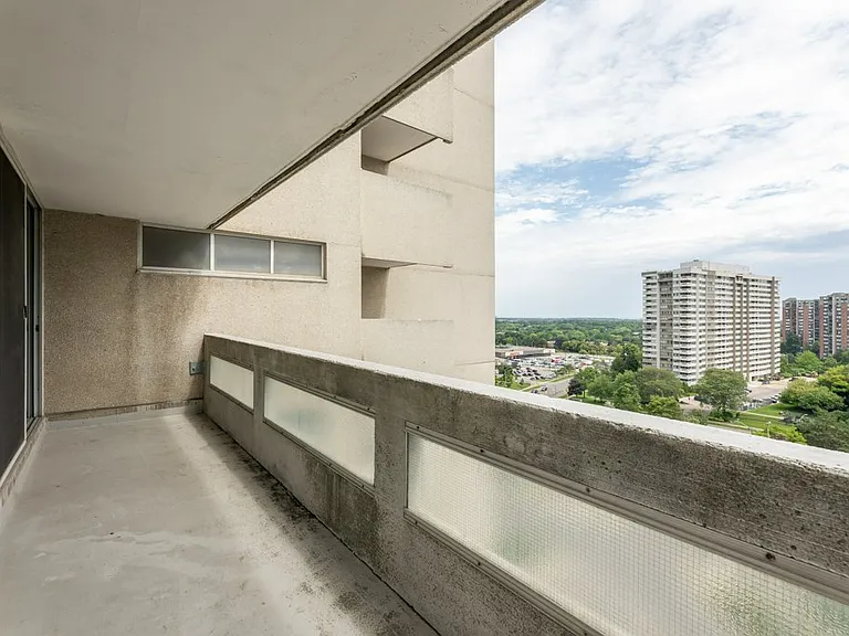 3575 Kaneff Cres — Photo 14