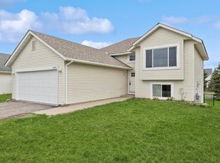 2142 Omega Dr, Shakopee, MN 55379