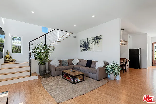 4 bed, 4.5 bath, 2200 sqft, $8,799 — Photo 2