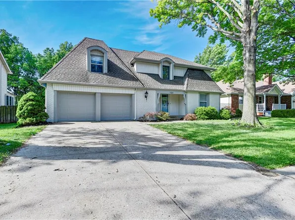 1121 E Sleepy Hollow Dr, Olathe, KS 66062