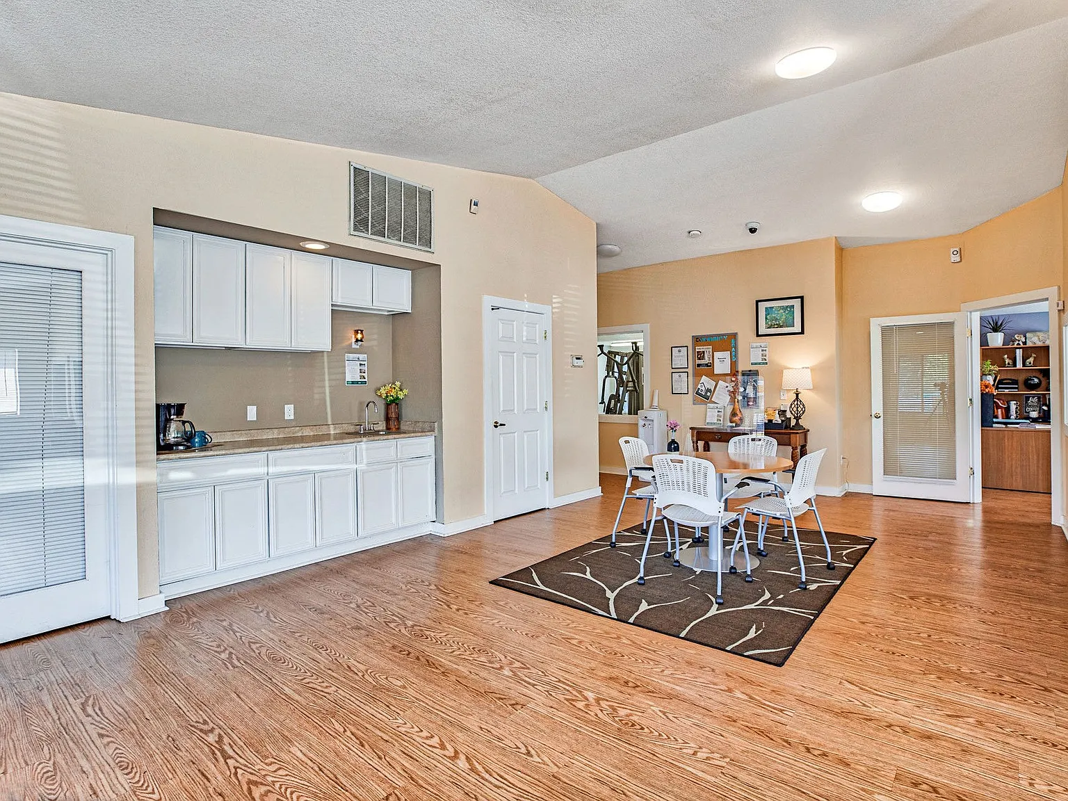 Scenic Pines Apartments — Photo 2