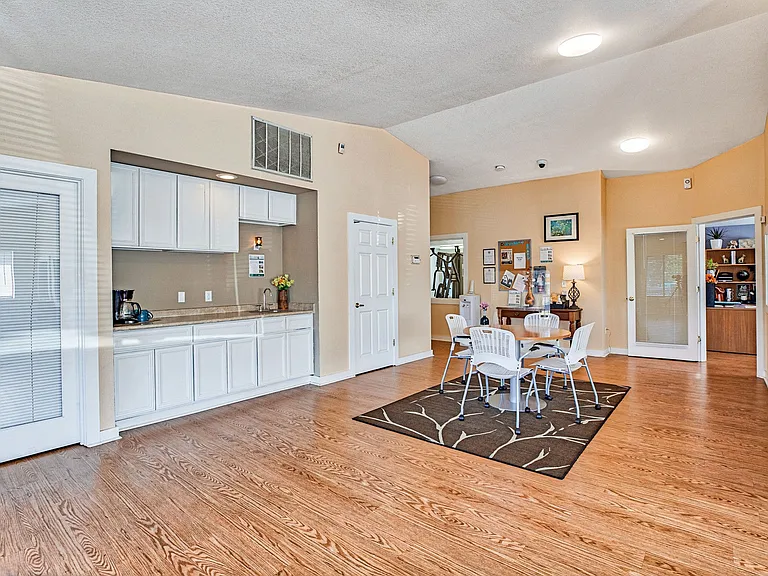 Scenic Pines Apartments — Photo 2
