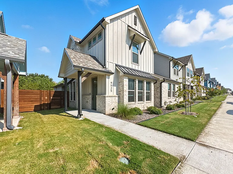 9525 Thorncrown Ln — Photo 1