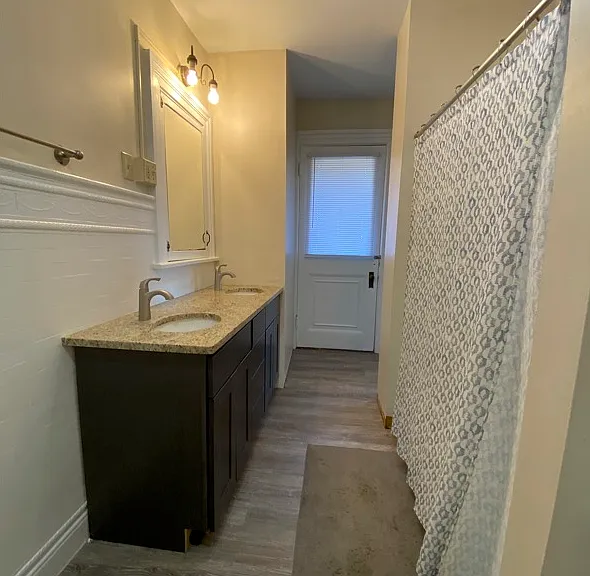 1051 W 4th St #2-1 — Photo 6