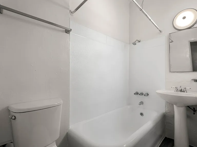 726 N Van Ness Ave — Photo 6
