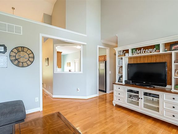 5th image of 206 Blue Spruce Dr