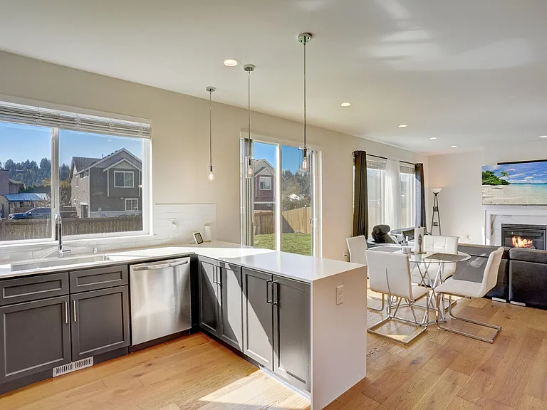 124 Homer Ave SW — Photo 8