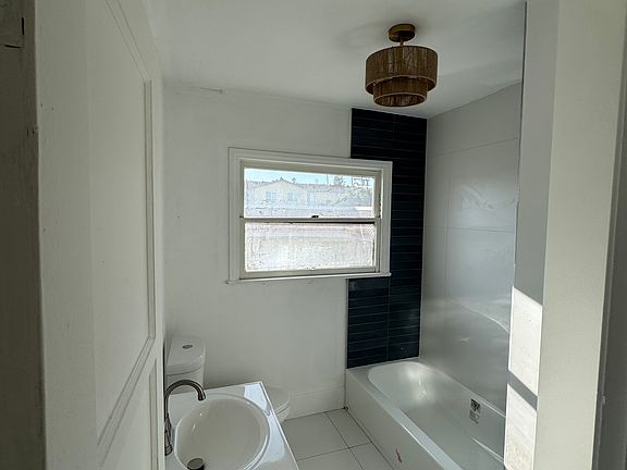 3rd image of 2707 W Jefferson Blvd #3