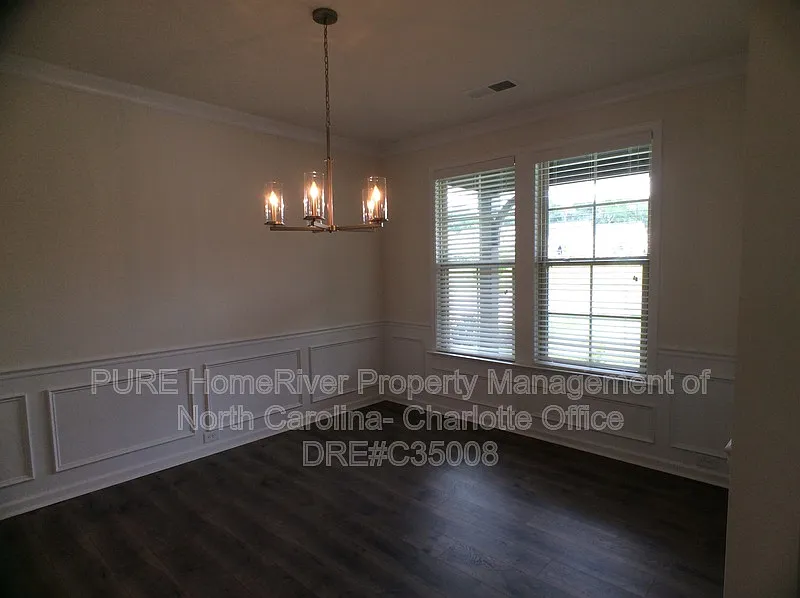 5 bed, 4.0 bath, 2934 sqft, $2,849 — Photo 2