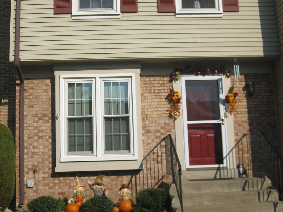 Colonial Townhome w/ Walk-out Basement