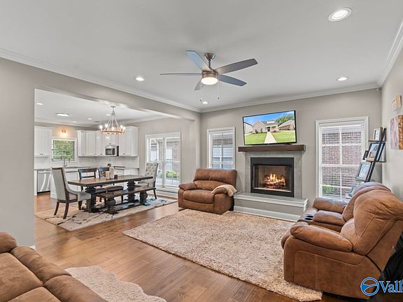4th image of 2027 Sarah Ln