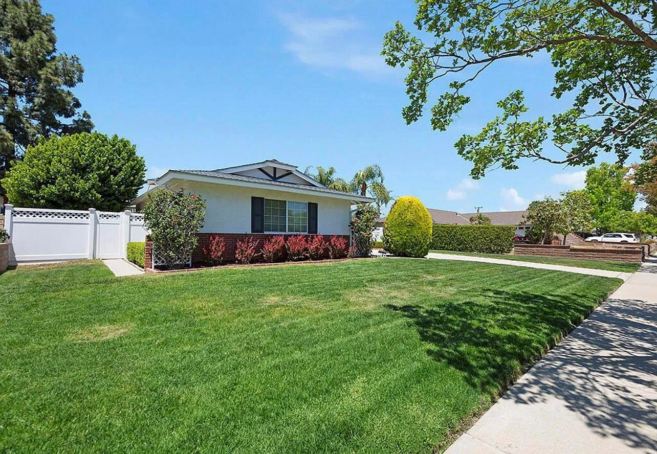183 Sandberg St — Photo 1