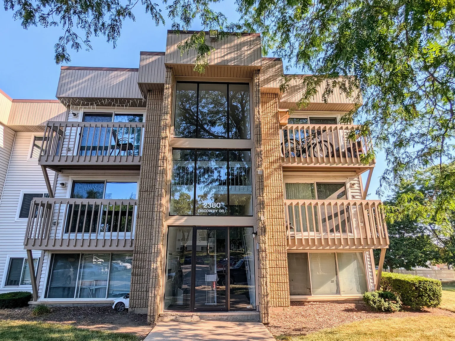 2 bed, 1000 sqft, $1,800 — Photo 1