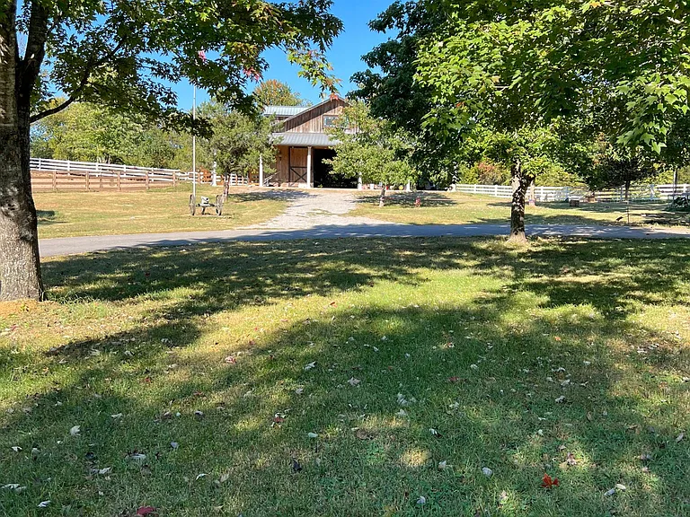 2025 Carters Creek Pike — Photo 8