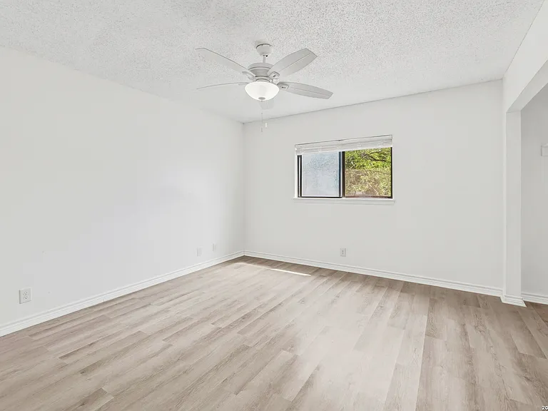 402 Tedder St — Photo 3