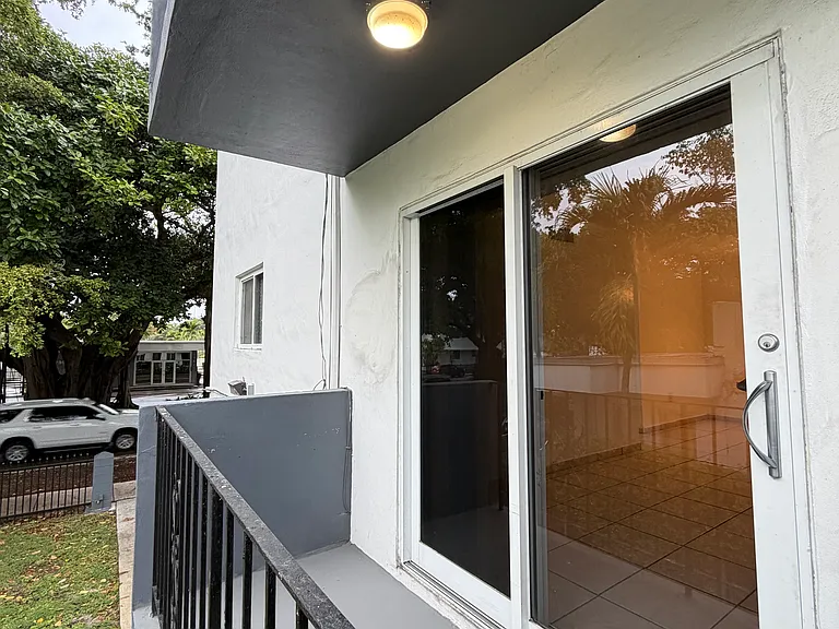 1860 SW 22nd St #7 — Photo 3