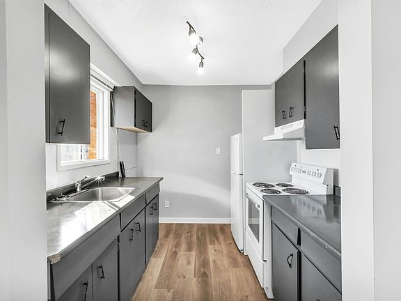 3rd image of 9486 Cook St