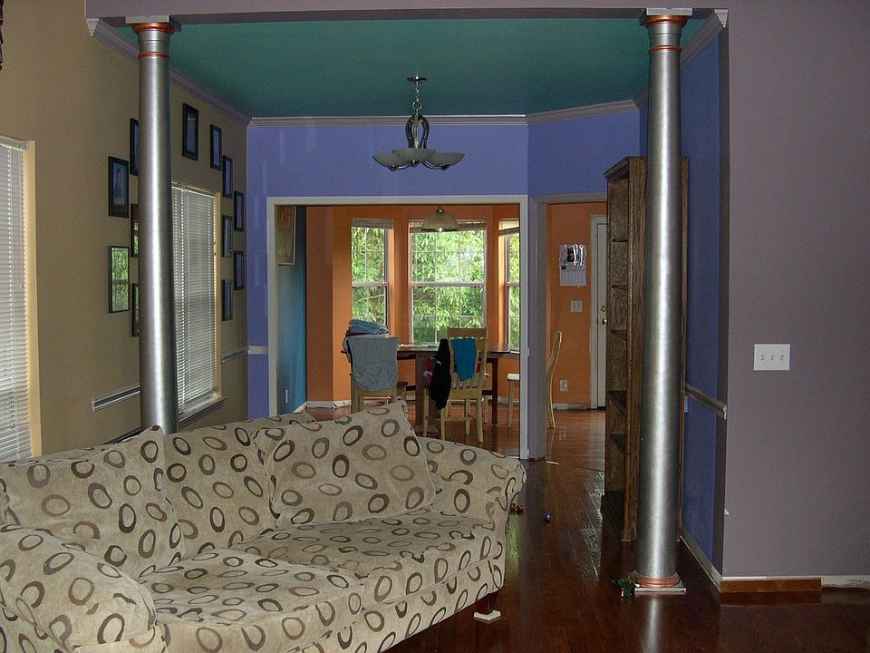 2nd image of 712 E Colony Ct
