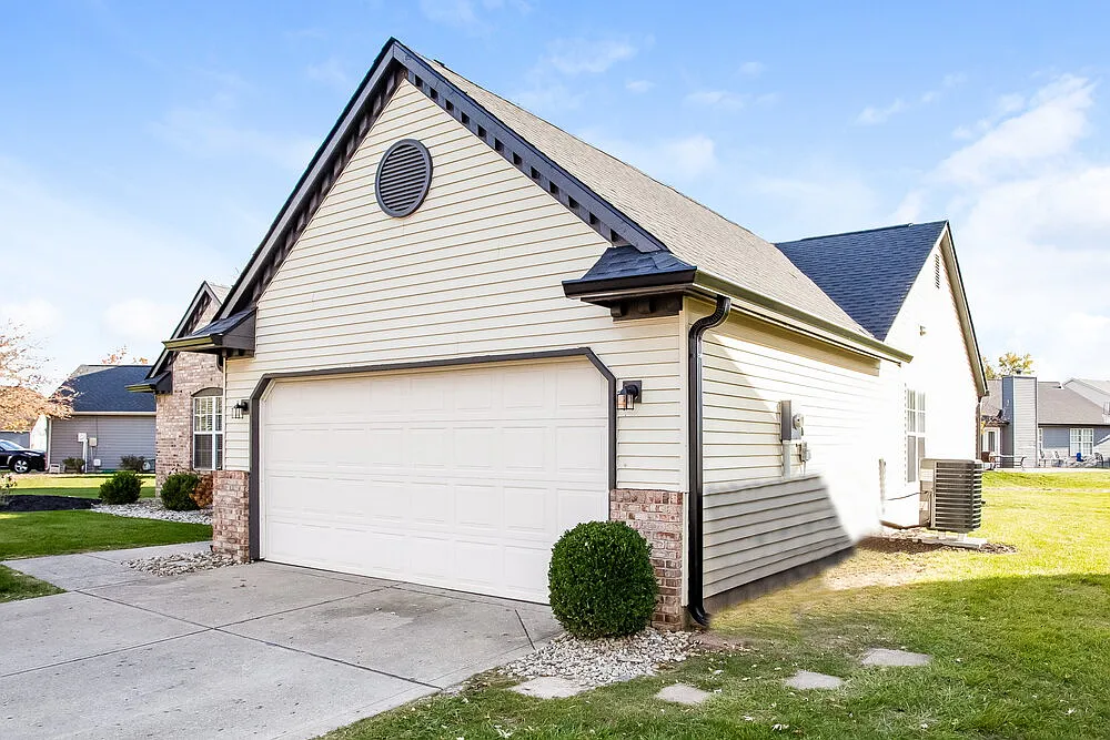 3 bed, 2.0 bath, 1390 sqft, $2,470 — Photo 3