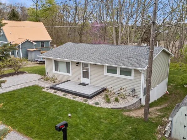 2037 Lakeview Dr, Brooklyn, MI 49230