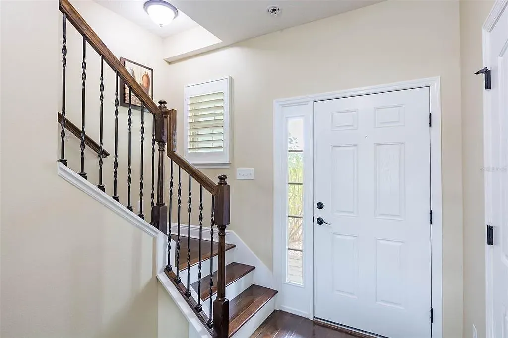 4 bed, 2392 sqft, $4,100 — Photo 4