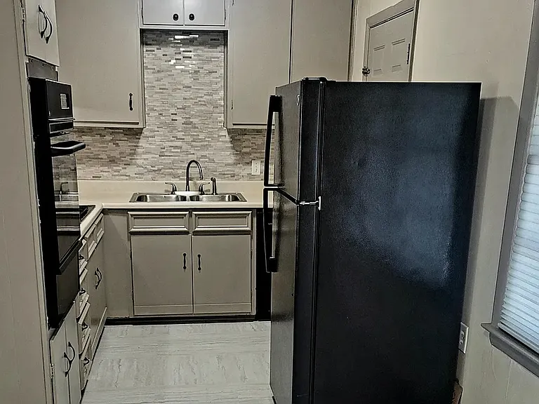 805 W Hartford Pl — Photo 3