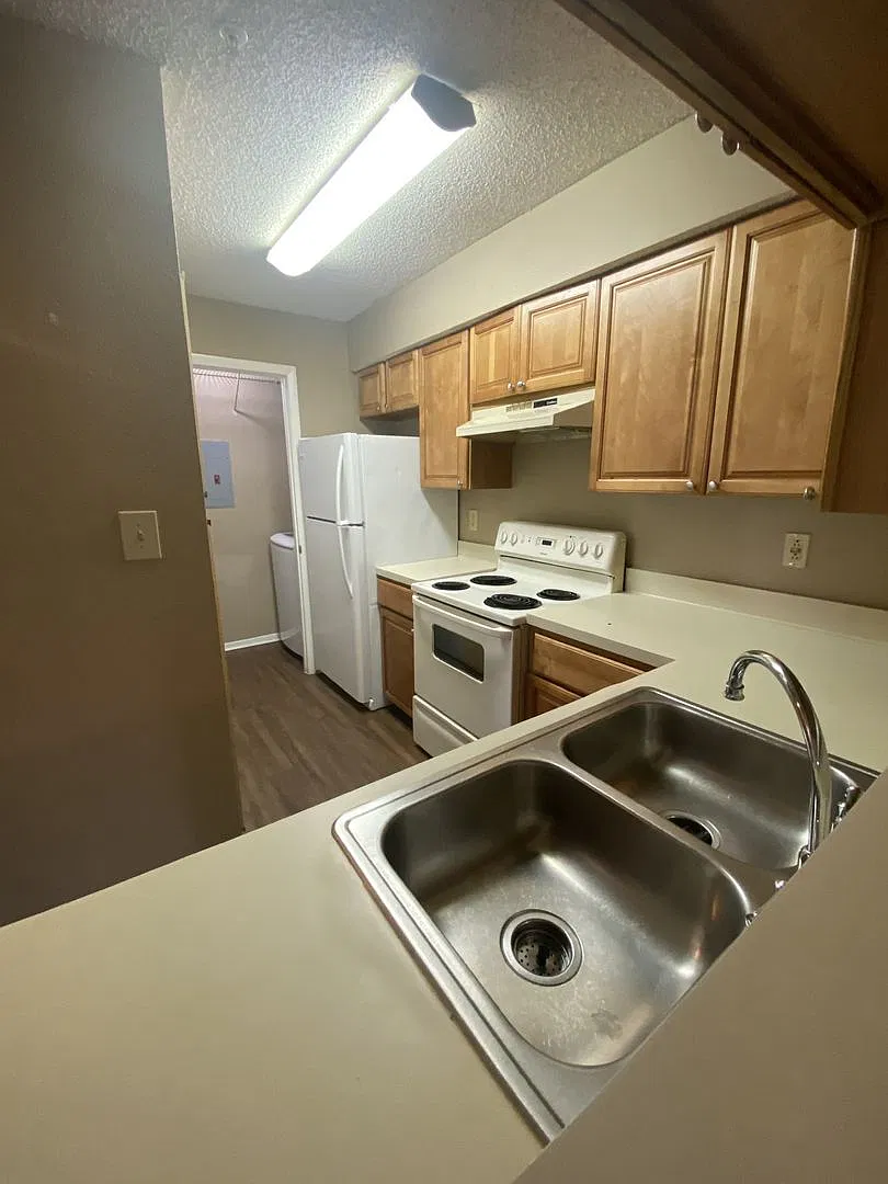2 Bed 2 Bath Move In Now!! Top Floor $1,400 Per Month — Photo 4