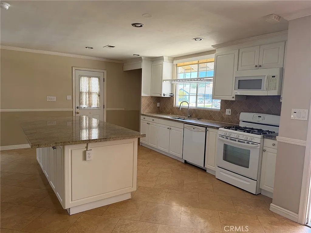 3 bed, 1760 sqft, $3,750 — Photo 2