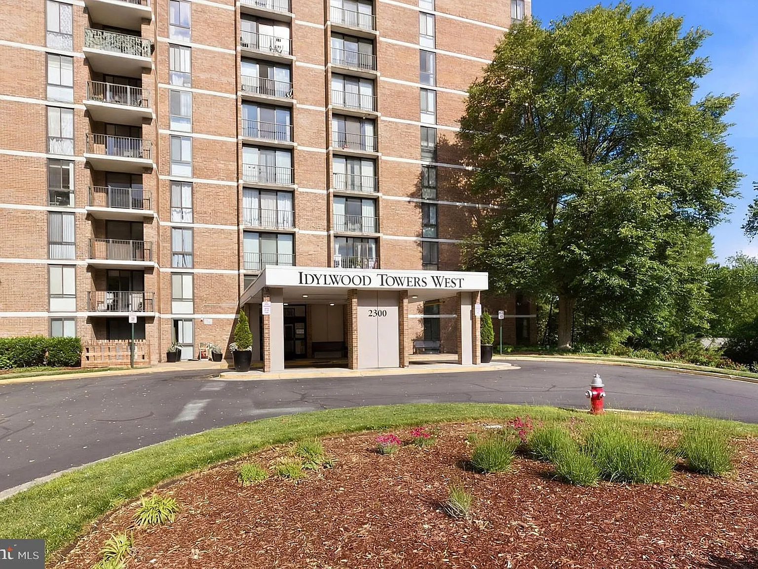 Idylwood Towers Condo — Photo 2