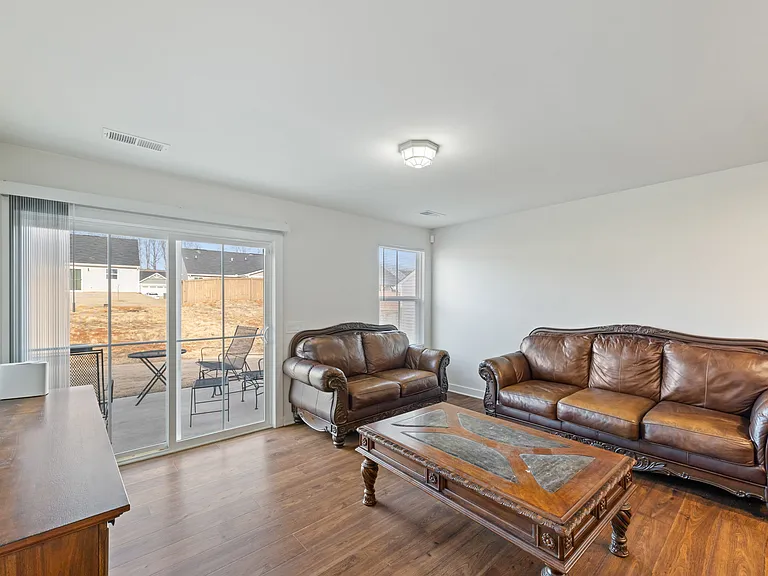689 Hardwood Dr — Photo 7