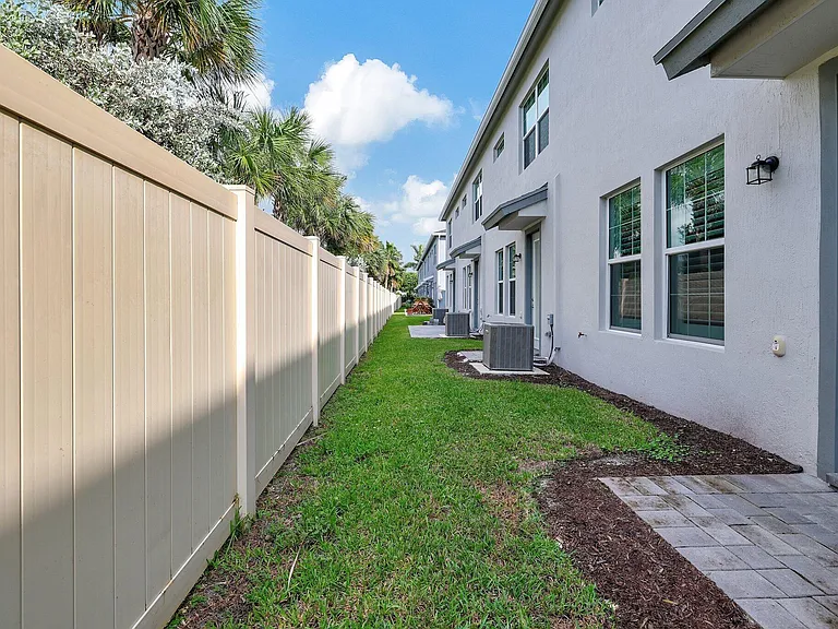 1807 SE Ocean Cove Way — Photo 31