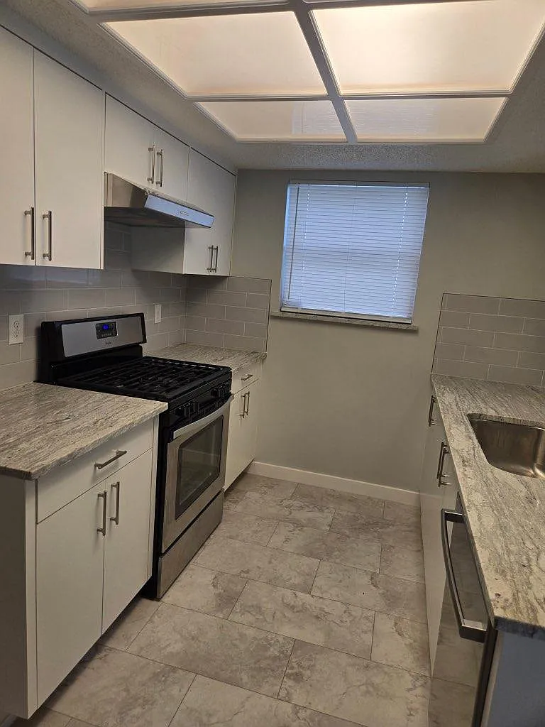 3 bed, 2.0 bath, 1435 sqft, $2,300 — Photo 3