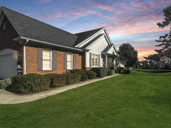 39499 Village Run Dr, Northville, MI 48168