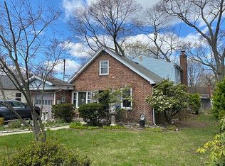 61 Hale Rd, North Babylon, NY 11703