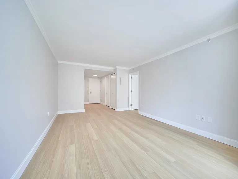 160 Riverside Blvd #9L — Photo 3