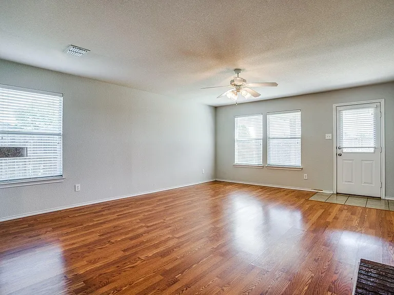 821 Oak Hollow Ln — Photo 6