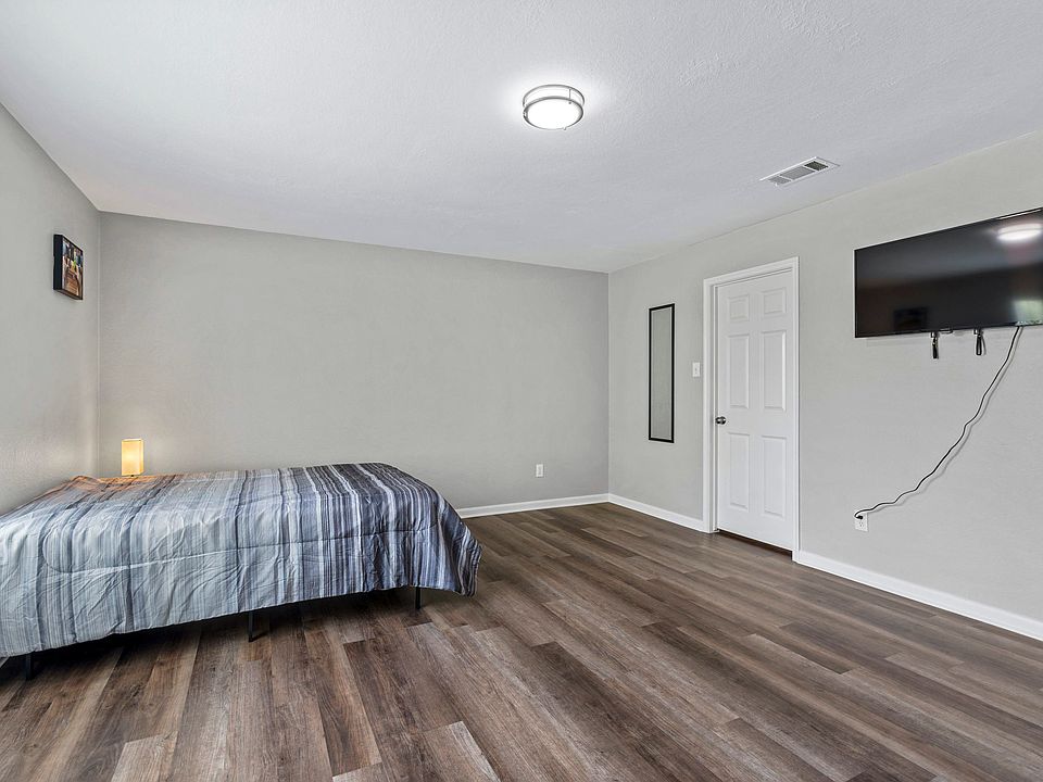 Very spacious bedroom