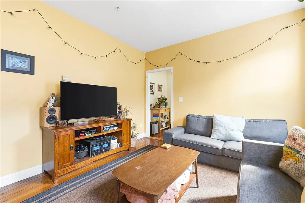 3 bed, 1.0 bath, 1003 sqft, $4,200 — Photo 3