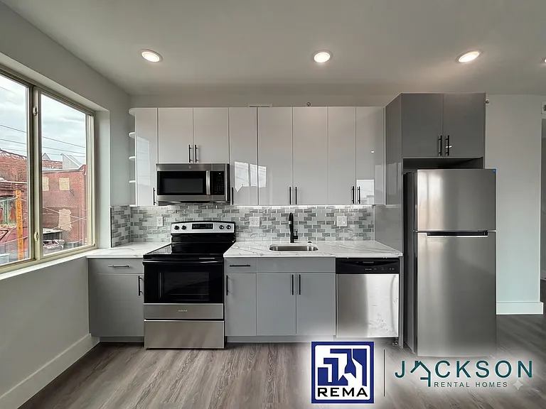 675 N 41st St — Photo 1