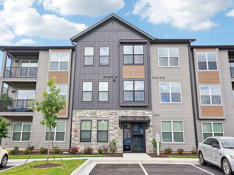 The Pullman Luxury Apartments — Photo 11
