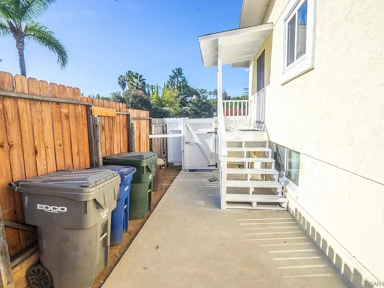 432 Civic Center Dr — Photo 8