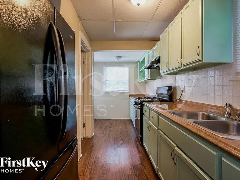 1217 Hickory St — Photo 5