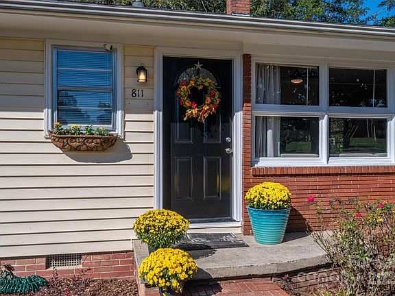 5th image of 811 Laurel Ln