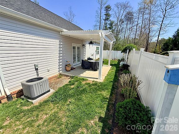 5th image of 3620 Lake Dr
