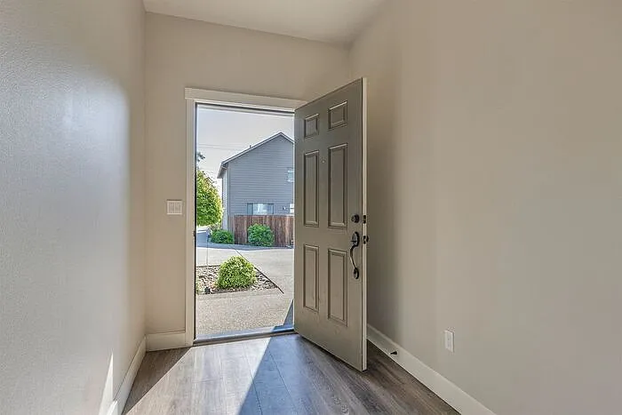 3 bed, 2.5 bath, 1604 sqft, $2,500 — Photo 2